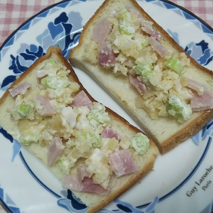 セロリとロースハム入りポテトサラダのトースト☆